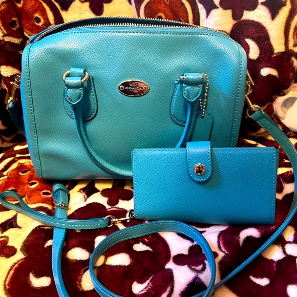 Irresistible Coach satchel/crossbody with matching wallet. Like new. - Picture 1 of 12
